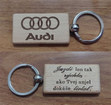 vizualizácia personalizovaných darčekov s autíčkarskym motívom (tričko, kľúčenka, rohož)