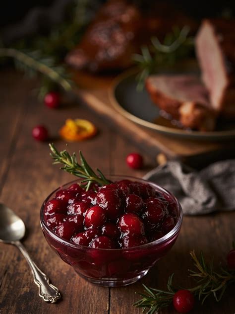 Brusnicová omáčka a omáčka gravy v miskách vedľa pečeného moriaka