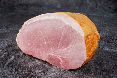 Slávnostne upravená údená šunka s glazé na vianočnom stole