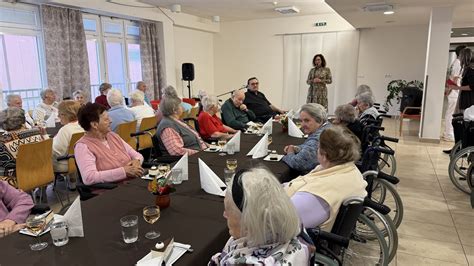 Ilustračná fotografia seniorov pri spoločnom posedení