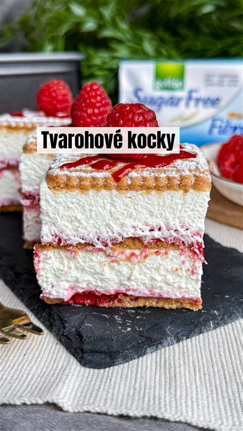 detailný záber na rez krémového koláča s viditeľnými vrstvami krému a nadýchaným korpusom