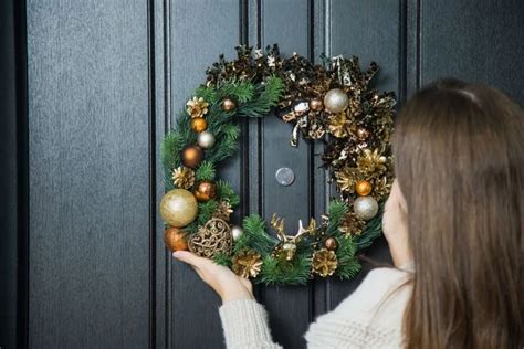 Príklad adventného venca zaveseného na vchodových dverách.