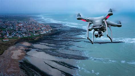 Pár tancujúci pod otvoreným nebom s dronom v pozadí