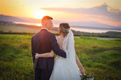 Tematická fotografia svadobných svedkov, ktorí stoja pri novomanželoch počas svadobného obradu