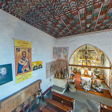 Tematické foto: Interiér obnoveného kostola sv. Michala Archanjela v Karlovej Vsi, ukazujúci rekonštrukčné práce.