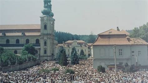 Tematické foto: Dav pútnikov na Velehrade 1985