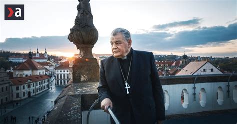 Foto: Kardinál Casaroli sa zdraví s veriacimi.