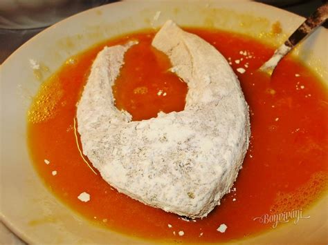 Detailné zábery na obaľovanie kapra v múke, vajíčku a strúhanke