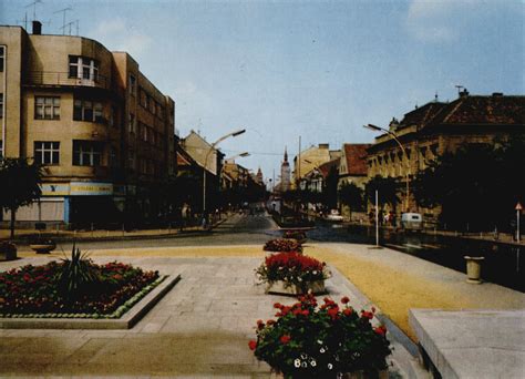 Súčasná fotografia moderného námestia v Hriňovej s dominantou (napr. socha fujaristu)