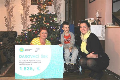 Zostava 20 umelcov spieva vianočnú pieseň Nádej Vianoc