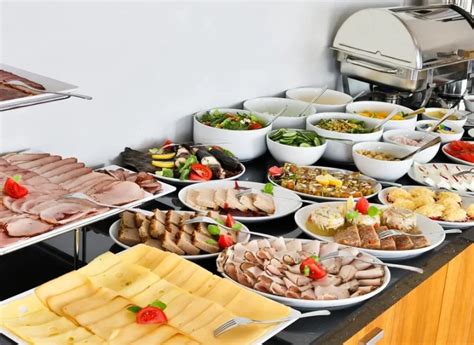 Ukážka slávnostného bufetu s rôznymi pochúťkami.