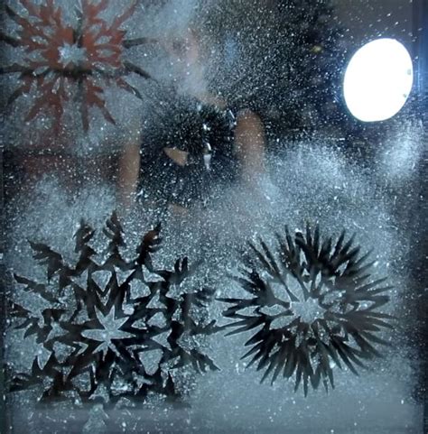 Zimná narodeninová výzdoba s motívom snehových vločiek a svetelnými reťazami