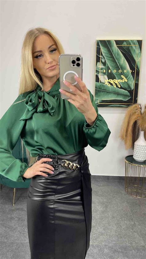 inšpirácia na outfit: elegantná blúzka skombinovaná s nohavicami a doplnkami
