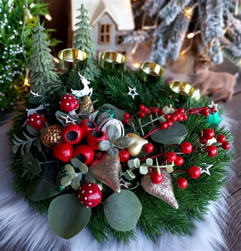 Detailný záber na moderný podlhovastý adventný veniec s prírodnými prvkami