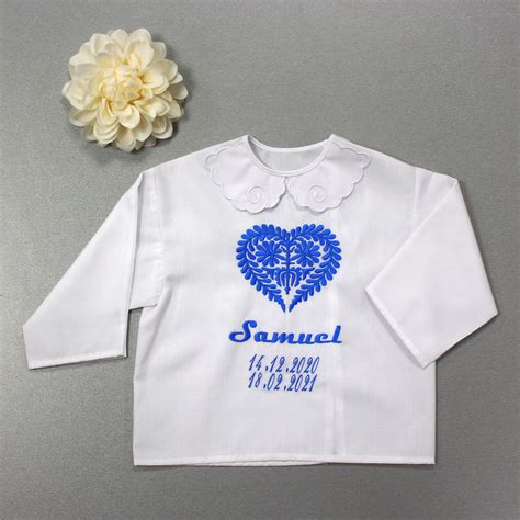 Ilustračná fotografia krstovej košieľky s bielym podkladom a jemnou výšivkou