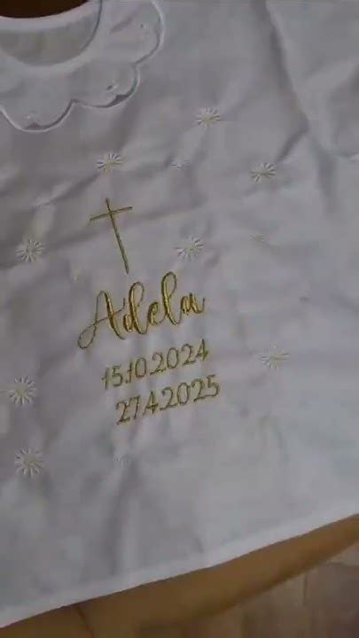 Koláž rôznych štýlov výšiviek na krstových košieľkach: chlapčenské modré, dievčenské ružové a univerzálne zlaté