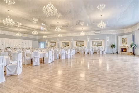 fotografia interiéru slávnostne vyzdobenej svadobnej sály pripravenej na hostinu