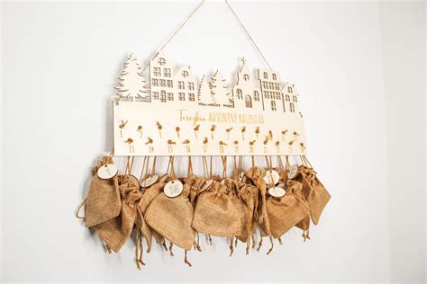 Látkový adventný kalendár s dvadsiatimi štyrmi našitými vreckami.