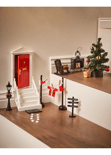 ukážka miniatúrnych dvierok pre škriatka s doplnkami
