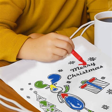 Dieťa kresliace s voskovkami do dlane na papier