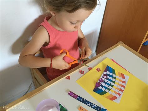 Dieťa strihajúce papier bezpečnými nožnicami