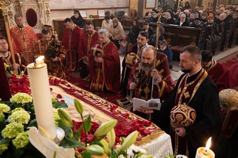 Ilustrácia znázorňujúca kňaza pri oltári počas obradov Veľkého piatku