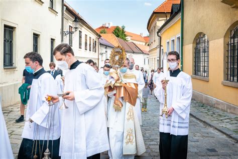 slávnostná procesia zmŕtvychvstania Pána okolo kostola