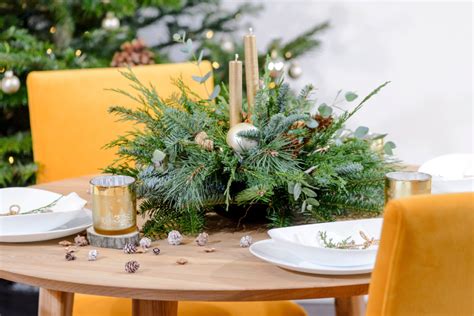 Tematická fotografia: Vianočná večera v rodinnom kruhu s prázdnym miestom pri stole