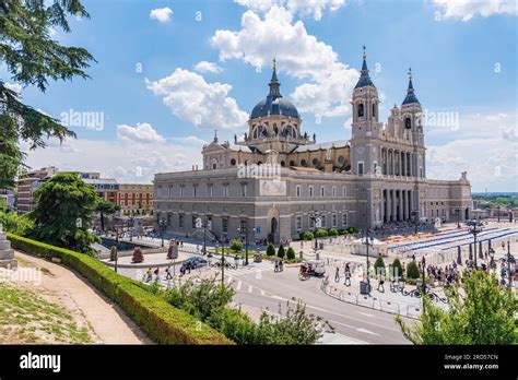 Exteriér Katedrály Santa María la Real de la Almudena v Madride