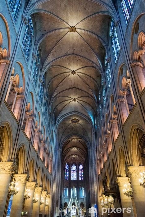 Interiér Katedrály Almudena s farebnými vitrážami