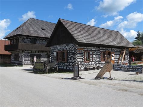 Malebná krajina Hriňovej s tradičnou architektúrou v pozadí