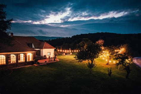 Záber na historickú architektúru meštianskeho domu Neco Modra s prvkami modernej elegancie