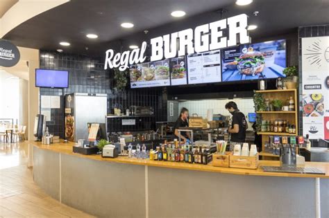 Fotografia interiéru vynovenej prevádzky Regal Burger s výraznými farbami