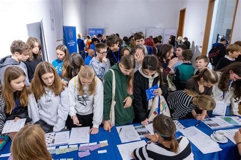 Skupina študentov na exkurzii alebo súťaži