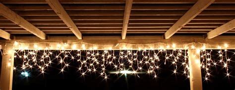 vonkajšie vianočné osvetlenie na balkóne alebo v záhrade