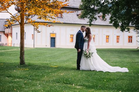 Tematické foto: svadba v historickom kaštieli, usmievajúci sa mladomanželia