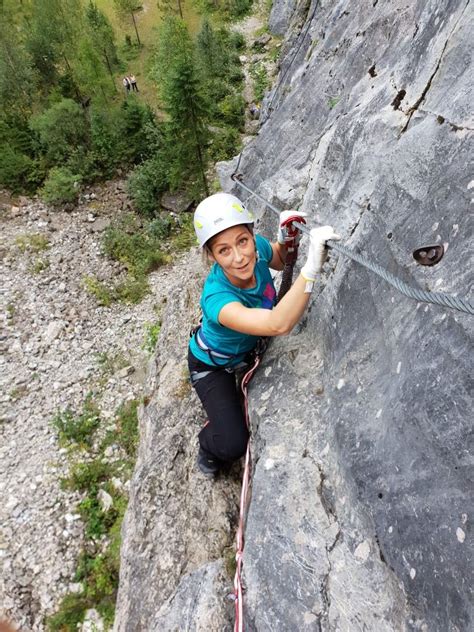 Tematické foto: silná a odhodlaná žena stojaca na skale