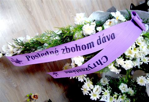 Ukážka rôznych typov a šírok smútočných stúh pre vence a kytice