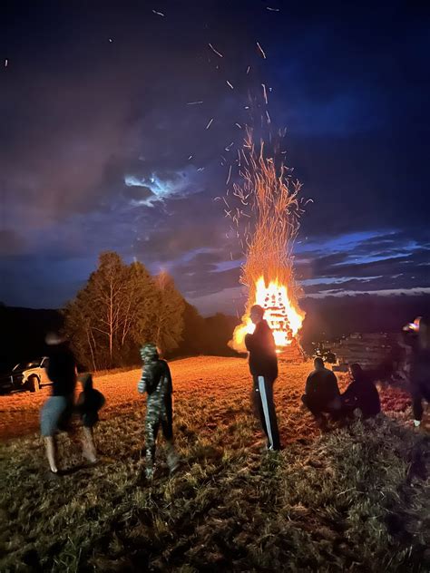 pálenie badnjaka (dubová haluz) v srbskej vianočnej tradícii