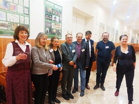 Skupinová fotografia šťastných hostí