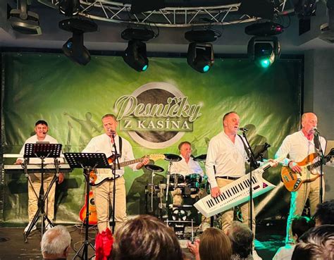 Štýlová hudobná skupina hrajúca na oslave