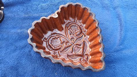 Ilustrácia starovekého obradného ihličnanu zdobeného pochodňami do tvaru kríža.