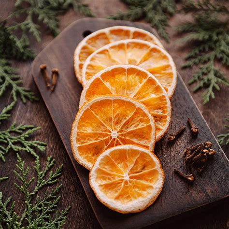 Koláž prírodných vianočných ozdôb (sušené pomaranče, šišky, drevené hviezdy)