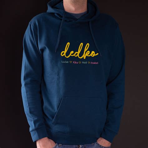 Tematické foto: spokojný dedko s darčekom od vnúčat