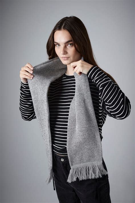 Fotografia: Vnučka podáva dedkovi pletený šál