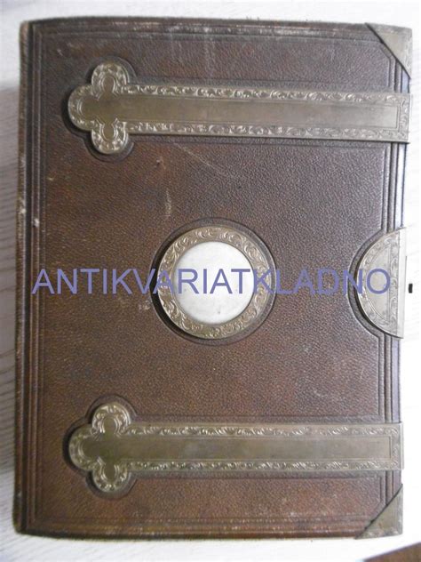 ilustračná fotografia svadobného páru listujúceho starý fotoalbum