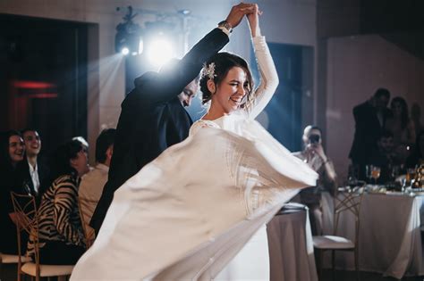 kreatívna fotografia nevesty ťahajúcej ženícha za nohu