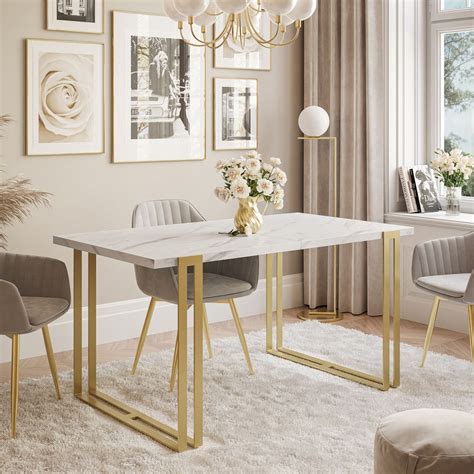 Skladací stôl Fowiq Gold s elegantnými zlatými nohami, ktorý pôsobí slávnostne a moderne.