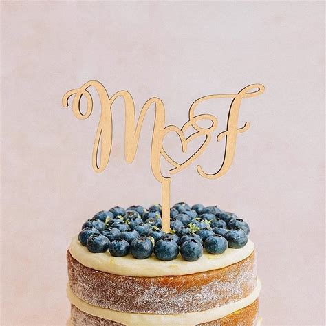 Fotografia akrylového zápichu s iniciálkami na torte