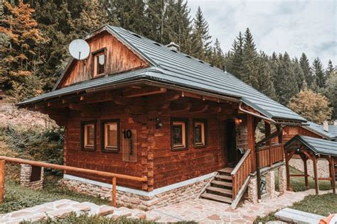 fotografia útulnej chaty v lese s krbom a terasou v Slovenskom raji